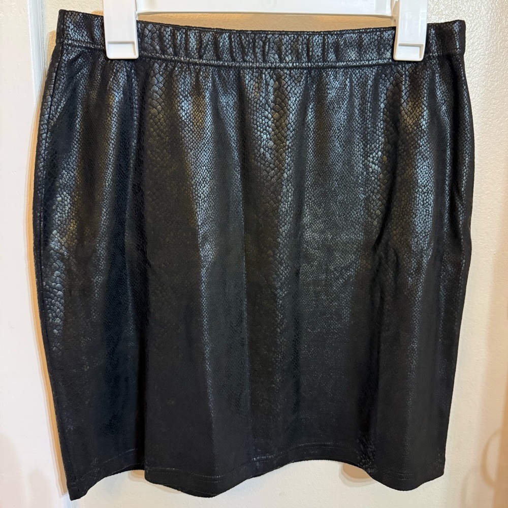 Elegant Black Faux Snake Skin Skirt - Picture 3 of 4
